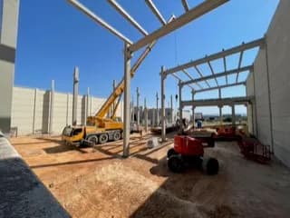 Avance de la construccion de 8 naves industriales en en el Polígono Industrial Táctica en Paterna
