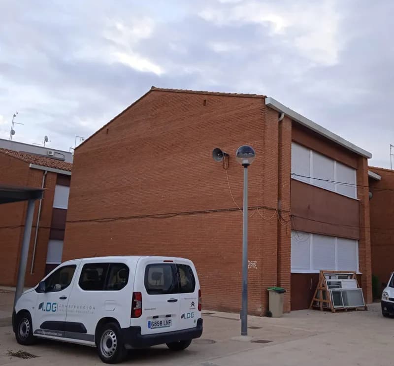 Ejecución obras de reforma de los baños del edificio de primaria y dirección del CEIP Ramón Laporta