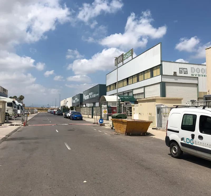 Ejecución de zanja para instalación eléctrica para Intermolduras S.L.